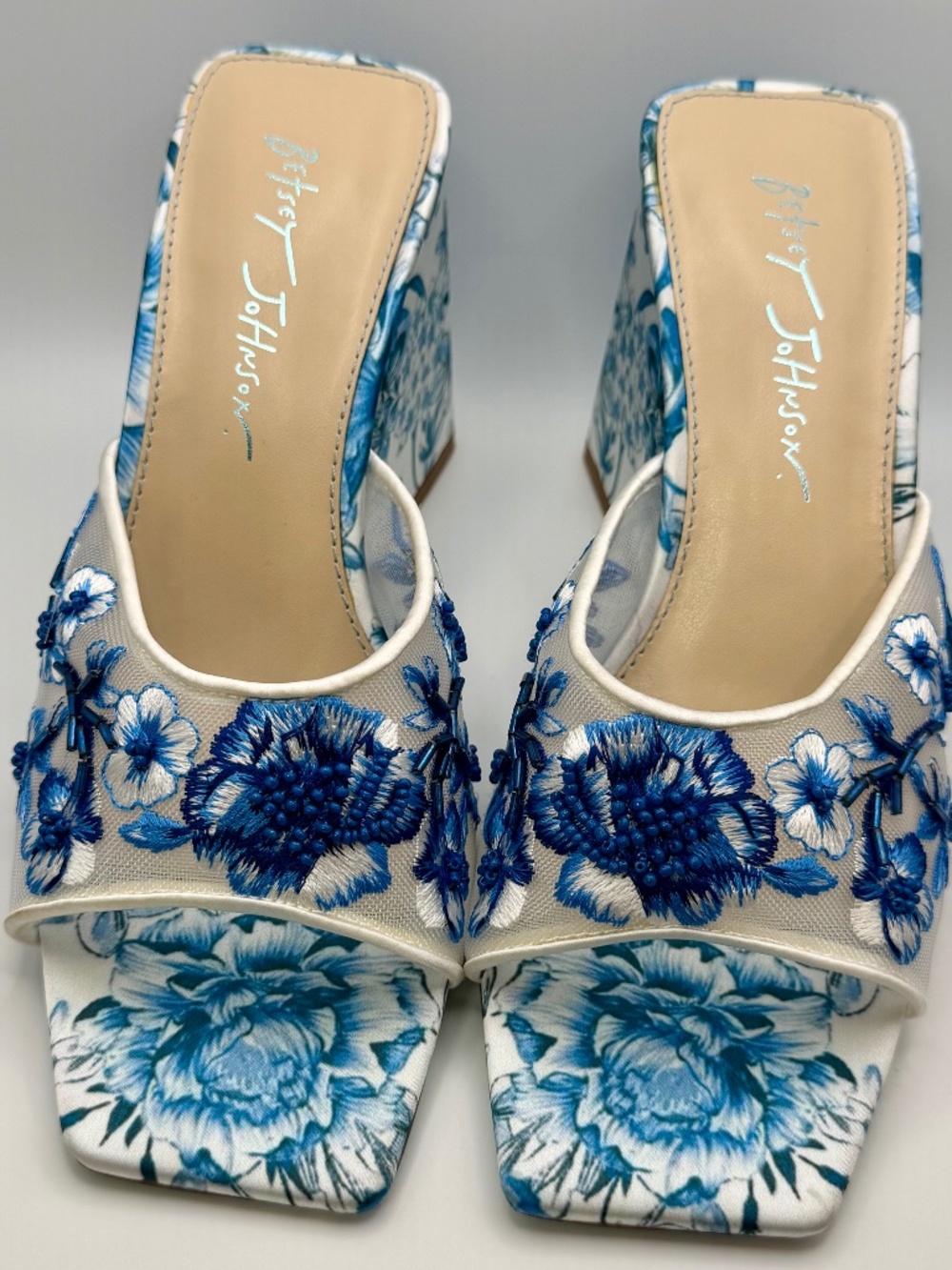 Betsey Johnson Blue White Floral Embroidered Beaded Block Heel Mules Size 7.5